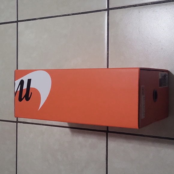 Empty shoe box - Picture 4 of 6